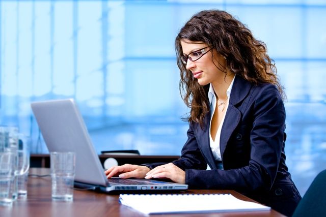 Lady-on-computer