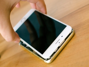 iphone-6-display-replacement-grooves.768w derived